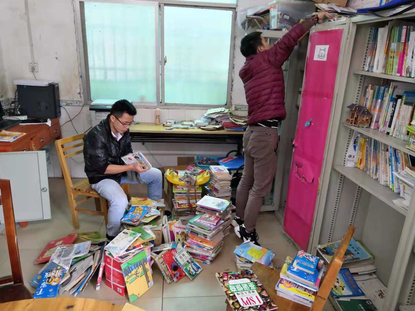 志愿者在白兔小学整理图书.jpg